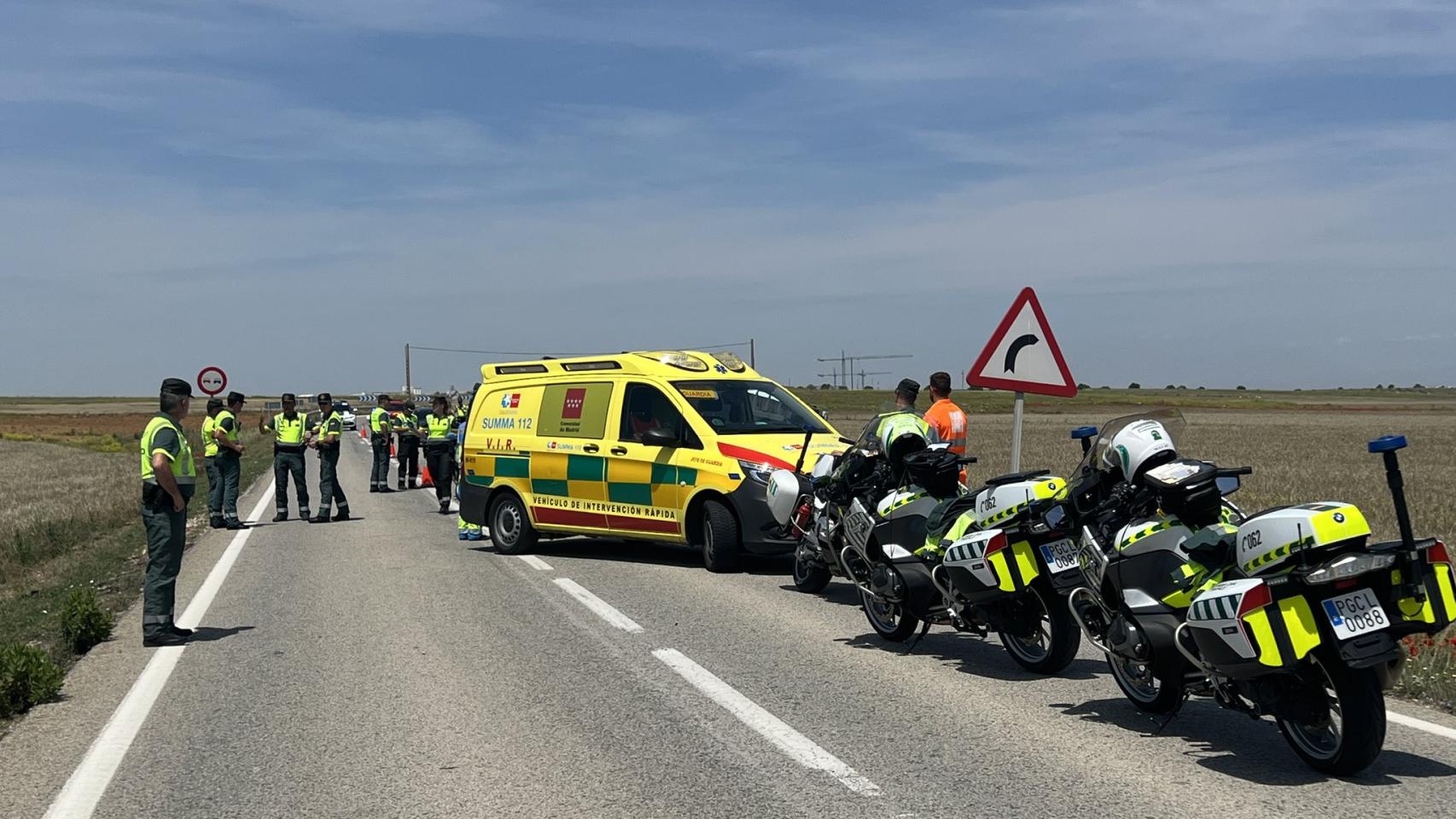 La Guardia Civil y los sanitarios en el lugar del accidente.