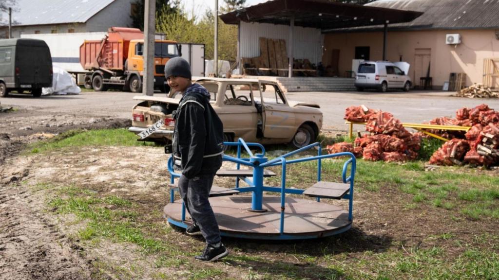 Artur juega con una plataforma giratoria en Tsyrkuny.
