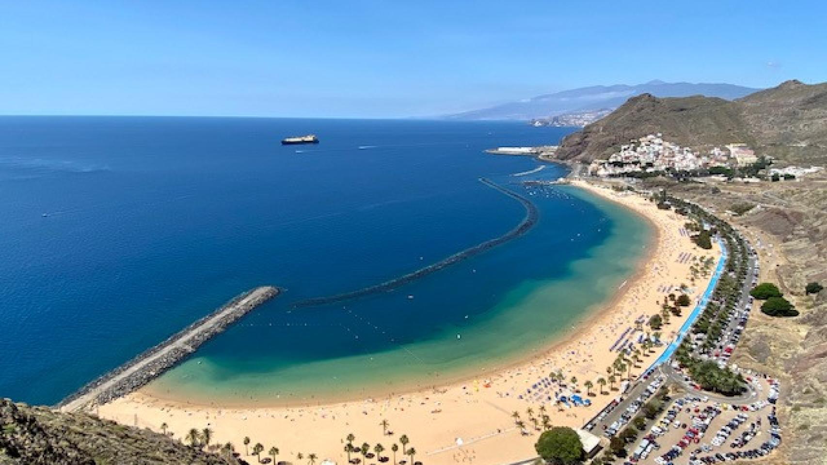 Así es la playa de Canarias que se ha convertido en un 'santuario' de tiburones