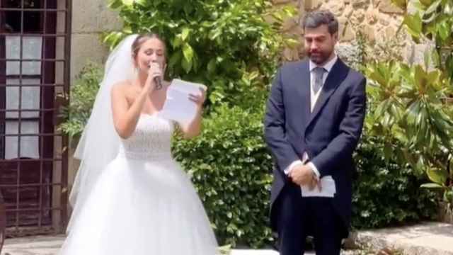 Rigoberta Bandini le canta a su marido durante su boda.