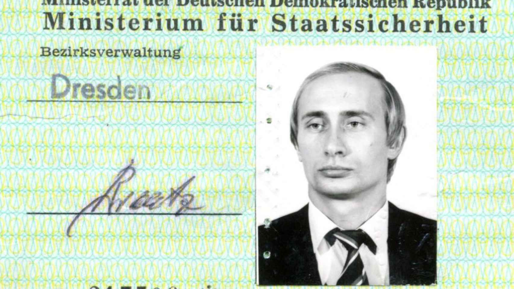 Vladímir Putin y su carnet de la Alemania Oriental.