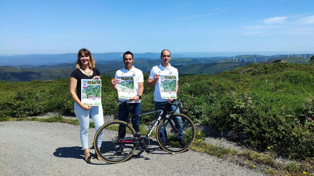 La edil de Turismo, Elena López, junto al presidente del club, Marcos Fernández