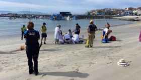 Operativo para reanimar y trasladar en helicóptero a una mujer que sacaron del agua en la playa de Baltar, en Sanxenxo (Pontevedra).