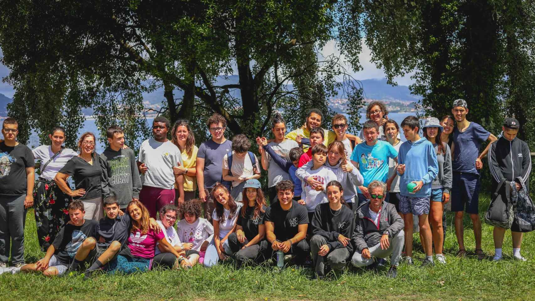 Los participantes en la jornada junto a sus profesores, en Alabre (Vigo).