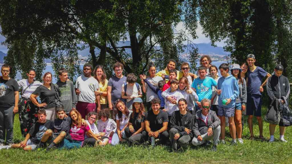 Los participantes en la jornada junto a sus profesores, en Alabre (Vigo).