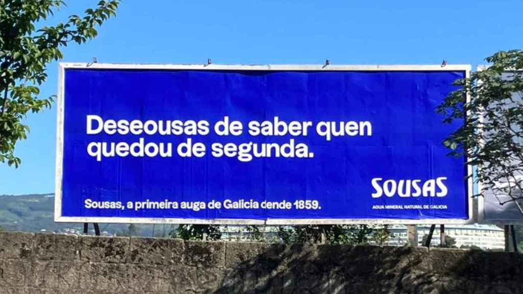 Valla publicitaria de agua de Sousas en Vigo.