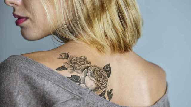Mujer con un tatuaje en la espalda.