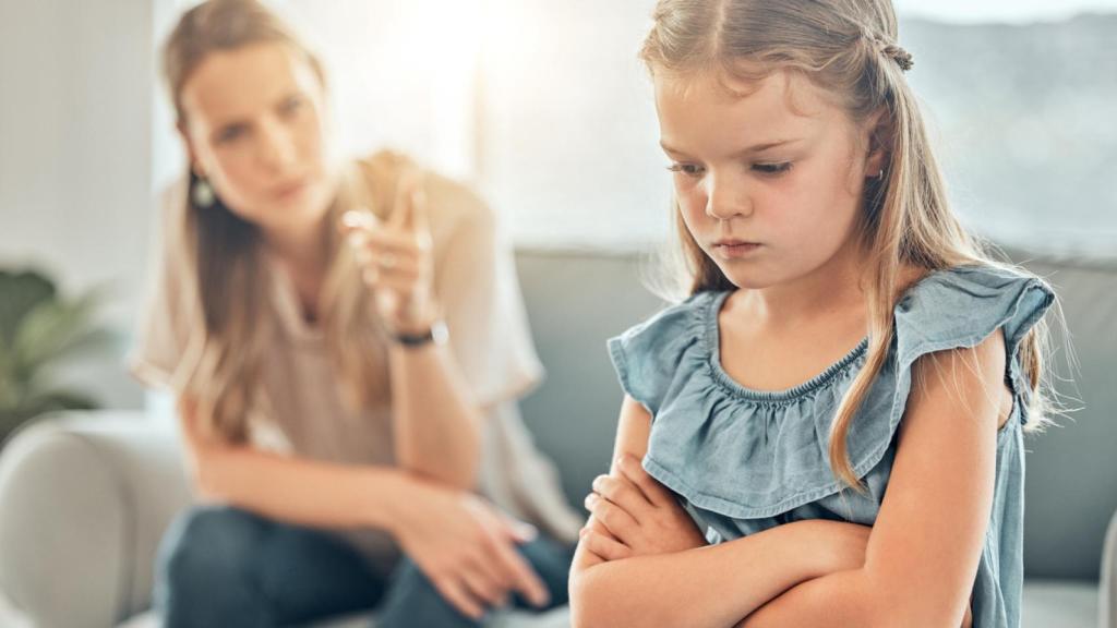 Una madre reprendiendo a su hija.