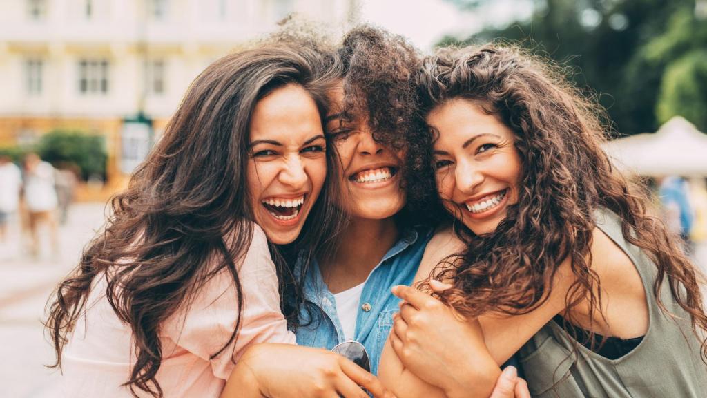 Mujeres felices abrazándose.