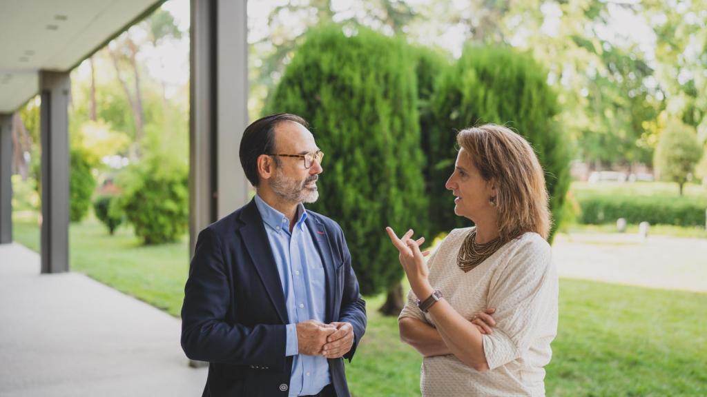 Fernando Garea dialoga con la ministra para la Transición Ecológica y vicepresidenta tercera del Gobierno de Sánchez.