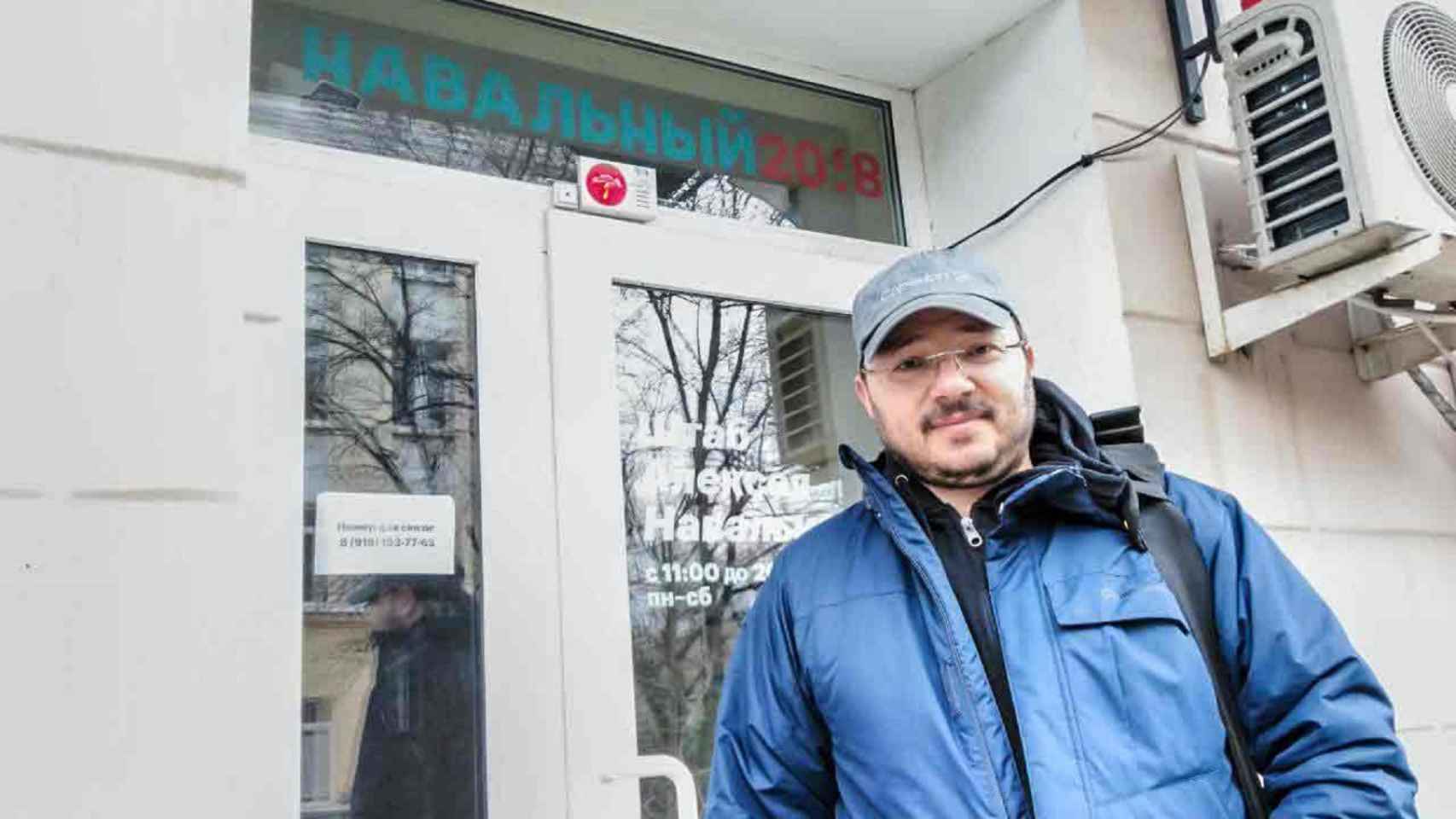 Andrei Paniushkin posa en la sede de Navalny en Krasnódar. Este disidente refugiado en Sabadell fue acusado por el FSB de tráfico de drogas. La Wagner quemó su casa.