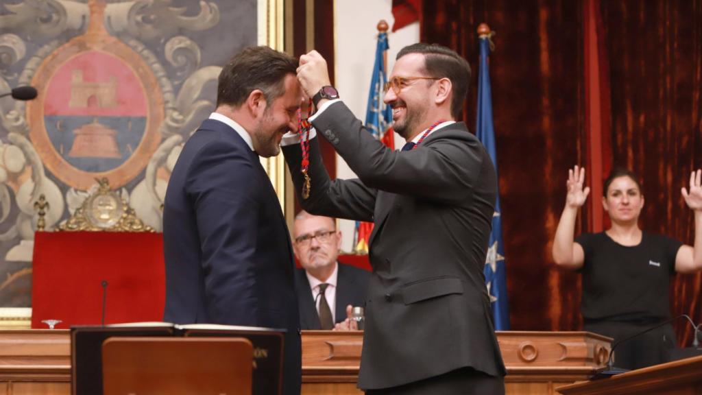 Pablo Ruz recibiendo la medalla de concejal de Elche.