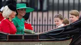 La reina Camila junto a Kate Middleton y los príncipes George, Charlotte y Louis, en el Trooping the Colour.