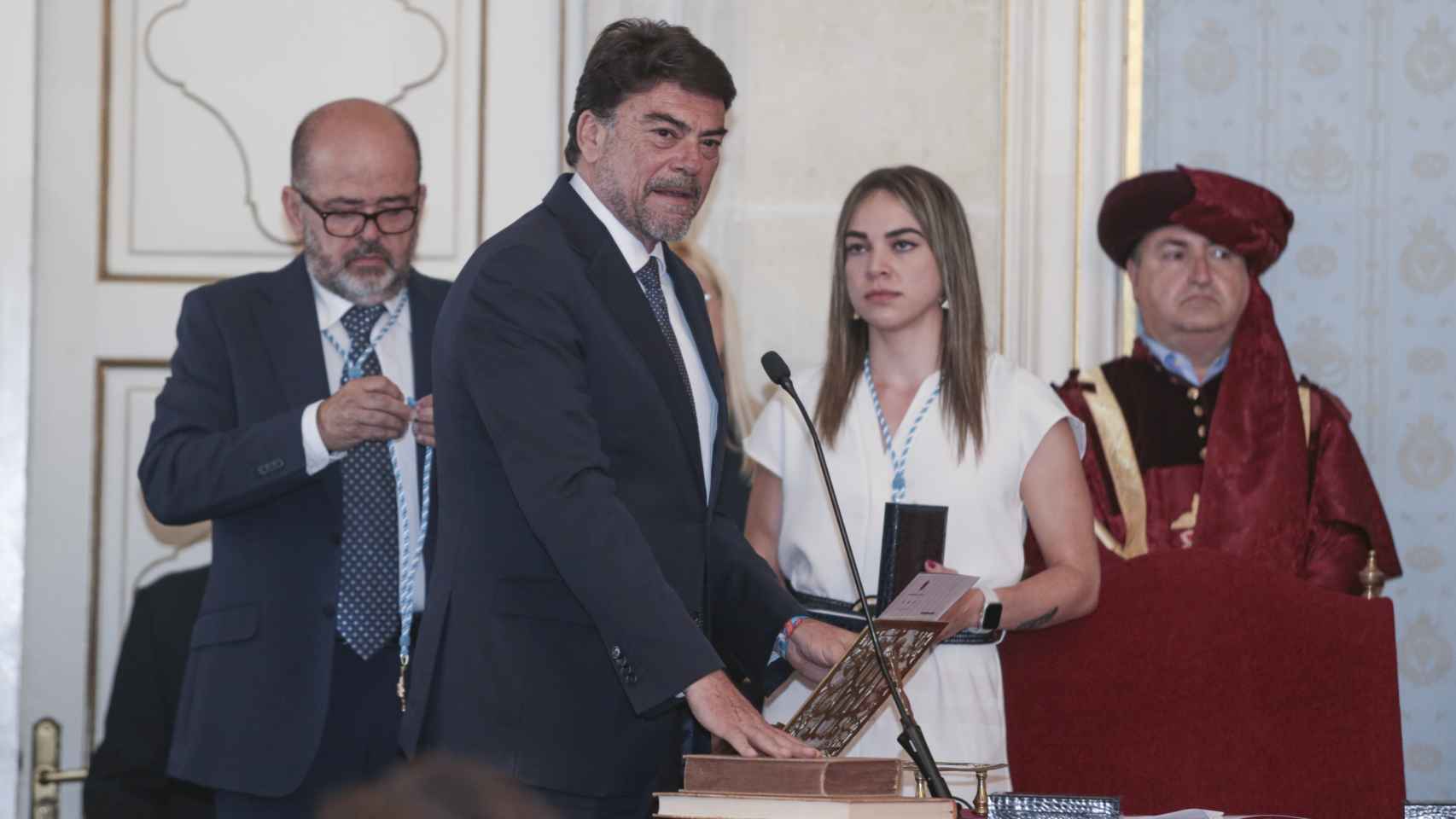 Luis Barcala (PP), jura el cargo para repetir en su tercera legislatura como alcalde de Alicante