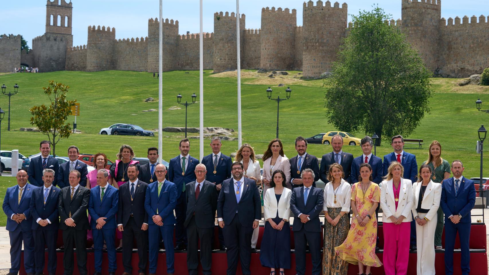 Foto de familia de los nuevos concejales del Ayuntamiento de Ávila