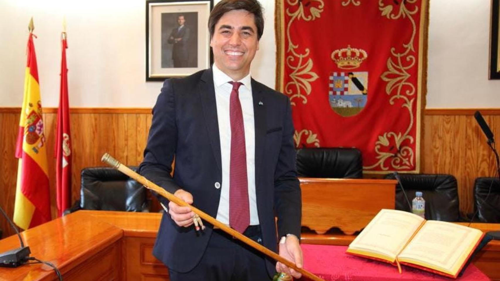 El alcalde de Candeleda, Carlos Montesino Garro