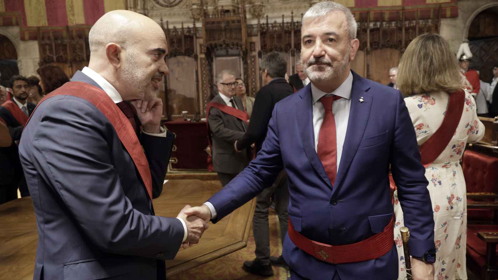 Daniel Sirera (PP) felicita a Jaume Collboni (PSC) tras votarle como alcalde de Barcelona.