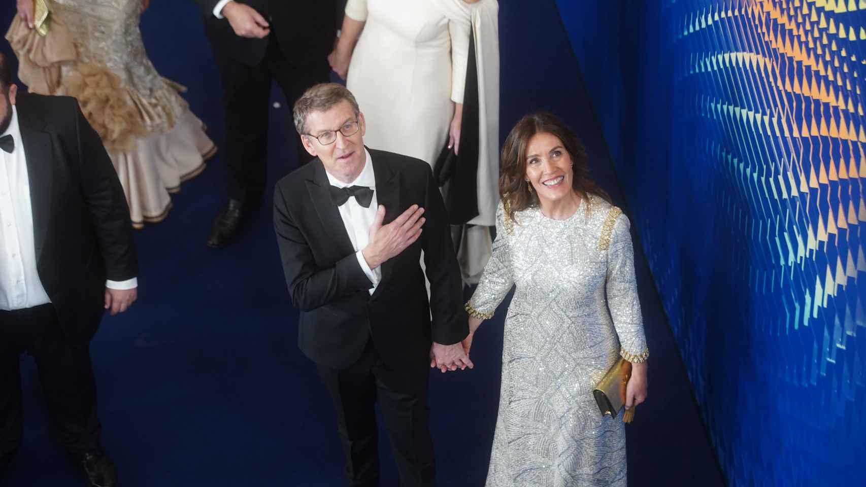 Alberto Núñez Feijóo junto a su pareja y madre de su único hijo, Eva Cárdenas, en la última gala de los Premios Goya, en febrero de 2023.