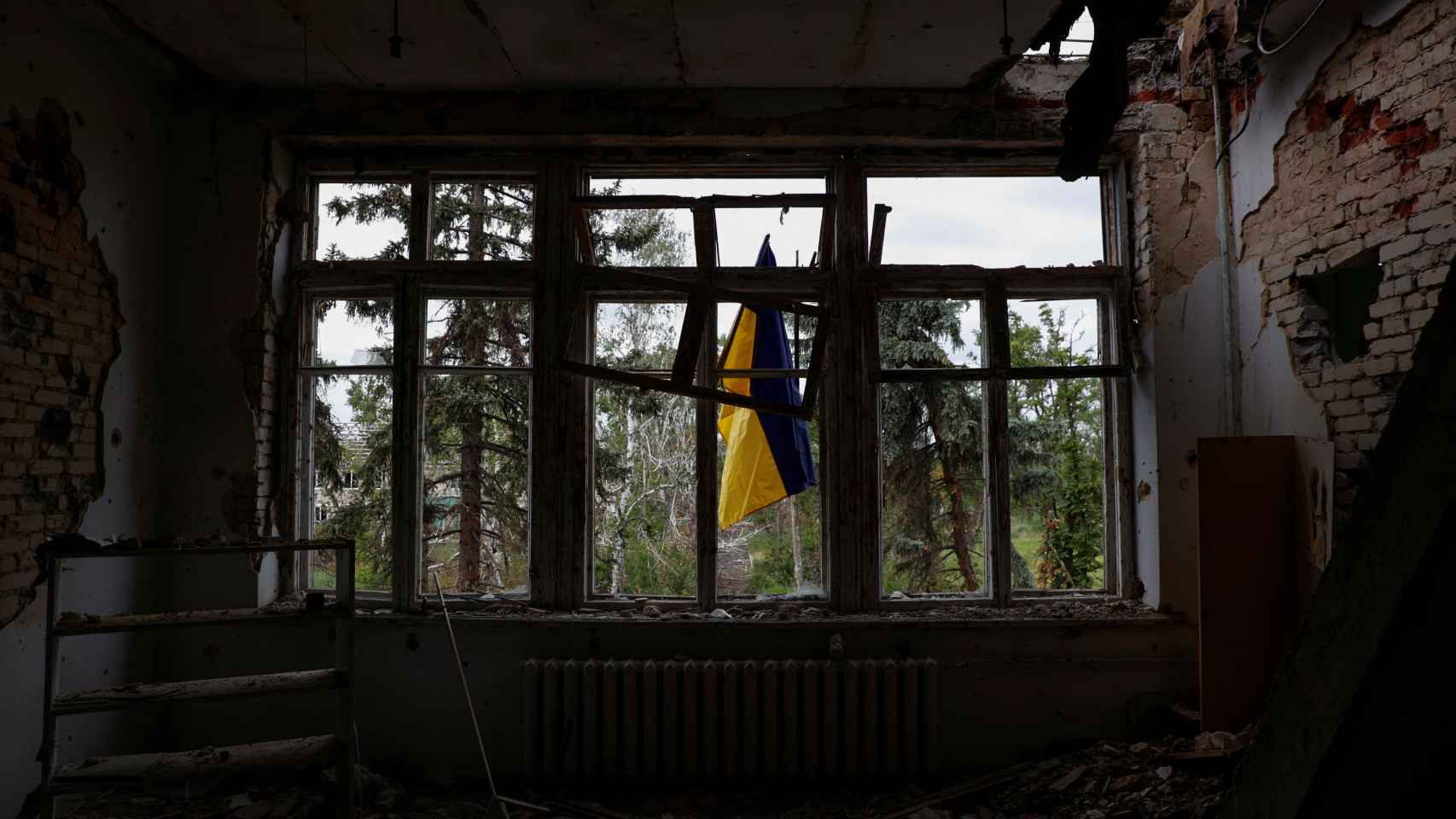 La bandera nacional ucraniana se ve instalada en una casa de cultura en el pueblo recién liberado de Blahodatne.