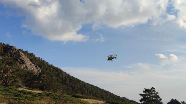 El helicóptero camino del rescate de la joven en Ávila