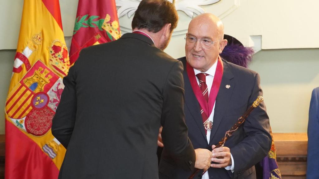 Óscar Puente le entrega el bastón de mando al nuevo alcalde electo, Jesús Julio Carnero