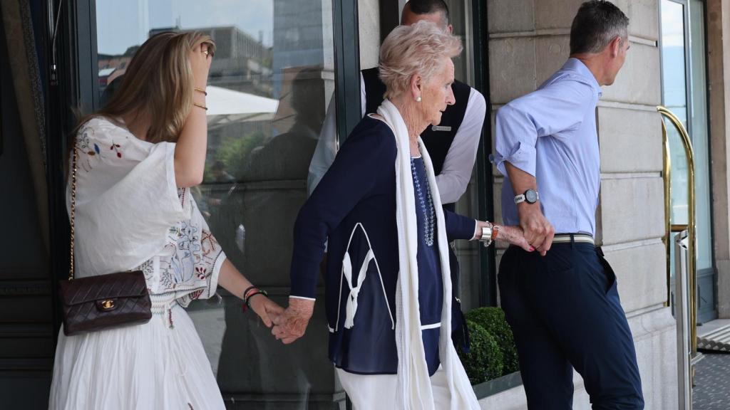 Irene Urdangarin junto a su padre y abuela paterna.