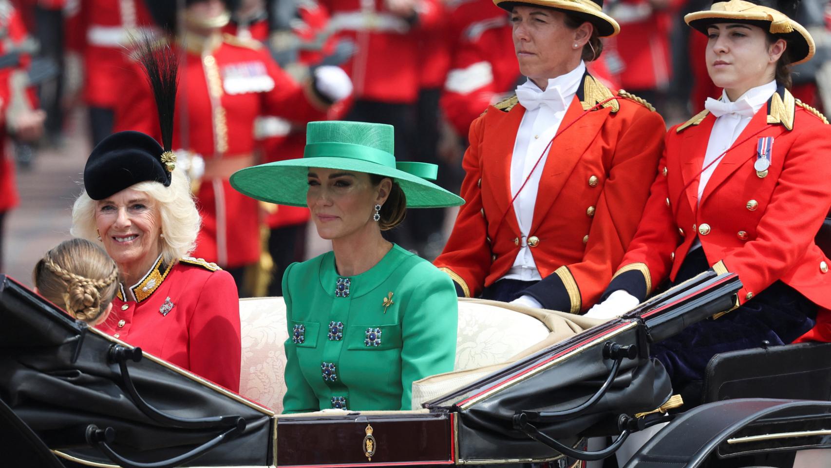 Camila y Kate Middleton han hecho un guiño a sus funciones militares con la elección de sus looks.
