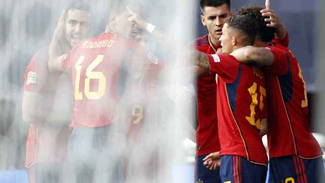 Los futbolistas de España celebran el primer gol ante Italia.