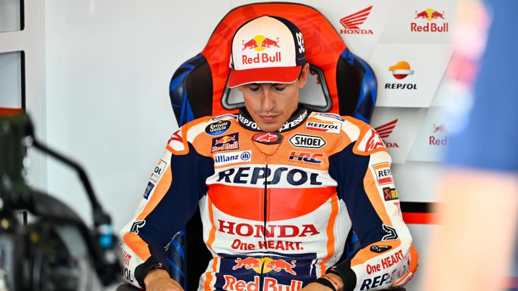 Marc Márquez, concentrado en su box, en el circuito alemán de Sachsenring.