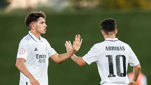 Mario Martín y Arribas celebran el gol del Castilla frente al Eldense.