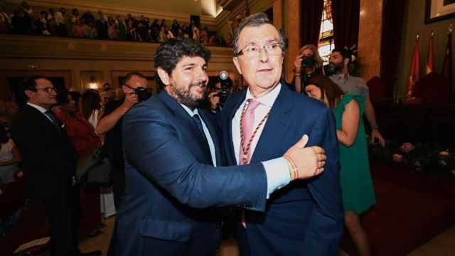 El presidente del PP de la Región de Murcia, Fernando López Miras, este sábado, felicitando a José Ballesta por recuperar la alcaldía de la capital del Segura para los populares.