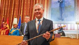 El alcalde de Sevilla, José Luis Sanz con el bastón de mando del ayuntamiento de la ciudad.