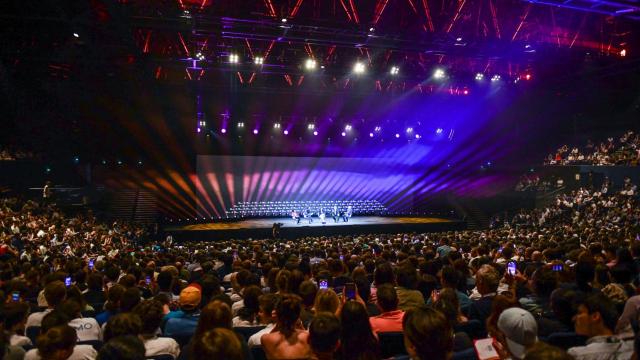 Elon Musk se ha dado un baño de multitudes en VivaTech 2023. En la imagen, un momento de su conversación con directivos de Orange y L'Oréal, entre otras empresas presentes en el evento tecnológico de París.