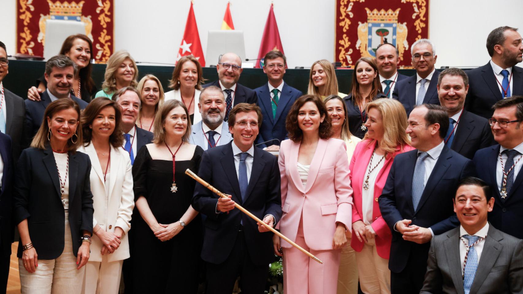 El alcalde de Madrid, José Luis Martínez Almeida, posa junto a sus concejales y a la presidenta en funciones de la Comunidad de Madrid, Isabel Díaz Ayuso (c), tras el pleno constitutivo del Consistorio madrileño, este sábado.