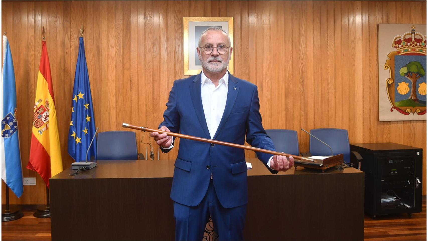 Óscar García Patiño con el bastón de mando.