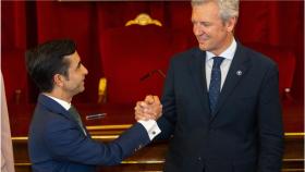José Manuel Rey Varela felicitado por el presidente de la Xunta, Alfonso Rueda