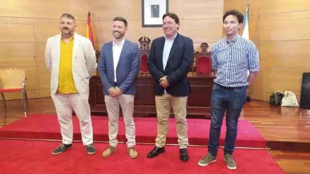 El alcalde electo de Cambados, Samuel Lago (PSOE), junto a los portavoces de BNG, Somos Cambados y Cambados Pode.