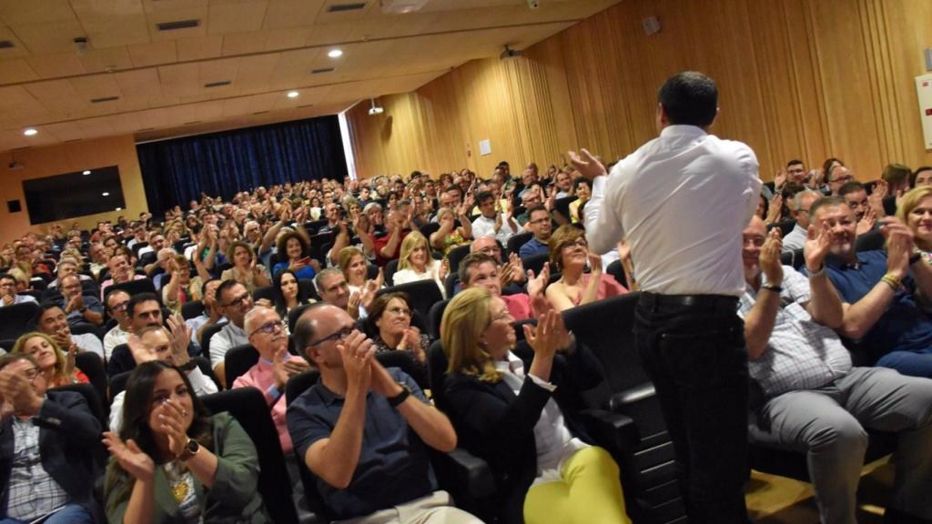 Álvaro Martínez Chana recibe los aplausos del comité provincial del PSOE de Cuenca