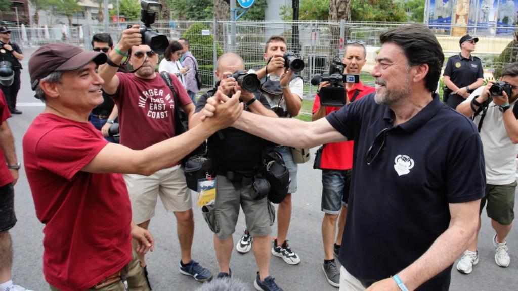 El alcalde de Alicante, Luis Barcala en la primera sesión del concurso de mascletàs.