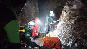 Gran despliegue para rescatar a un hombre herido que se cayó en la Cueva de Valporquero