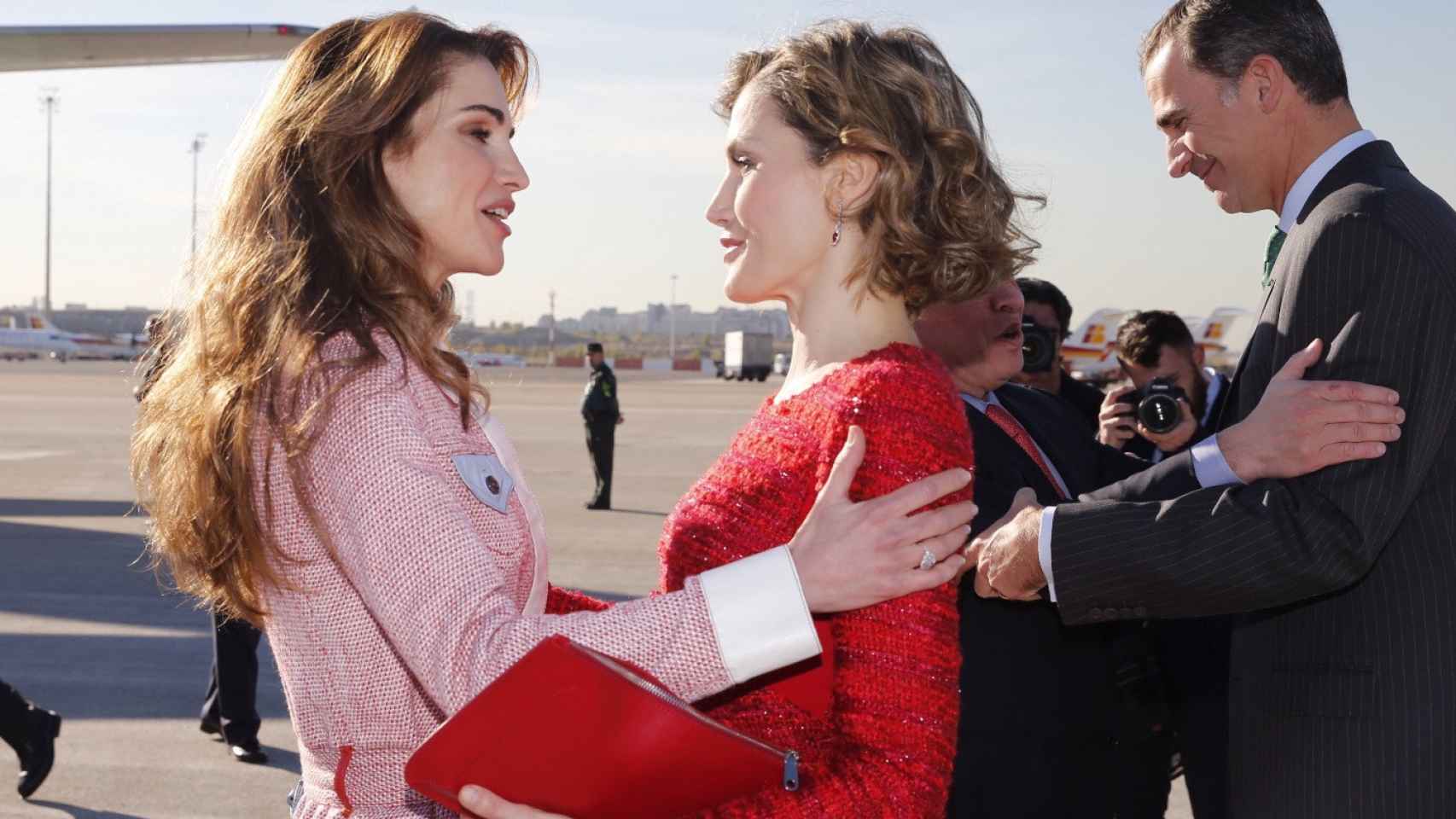 Rania de Jordania saludando a la reina Letizia, en su última visita a España. Año 2015.