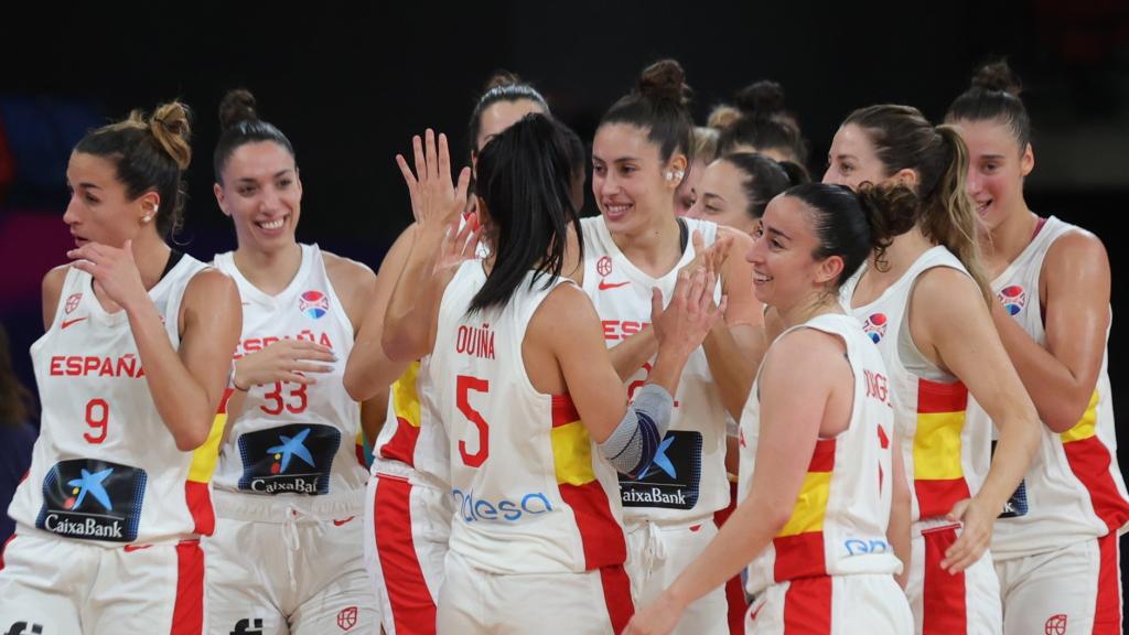 Las jugadoras de España celebran la victoria frente a Grecia.