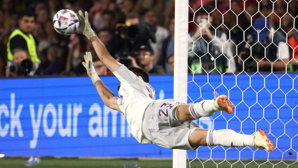 Unai Simón para un penalti.