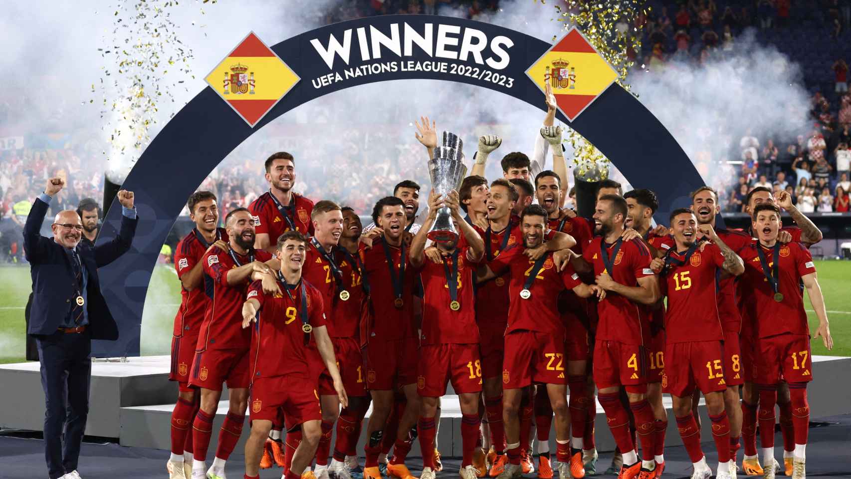 Los jugadores de España levantan el título de campeones.