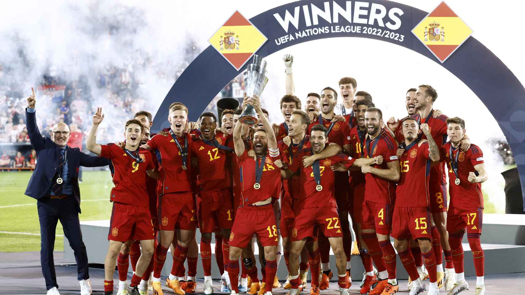 Jordi Alba levanta el trofeo de la Nations League.