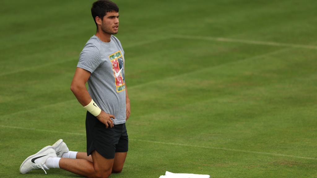 Carlos Alcaraz entrenando en Queen's.