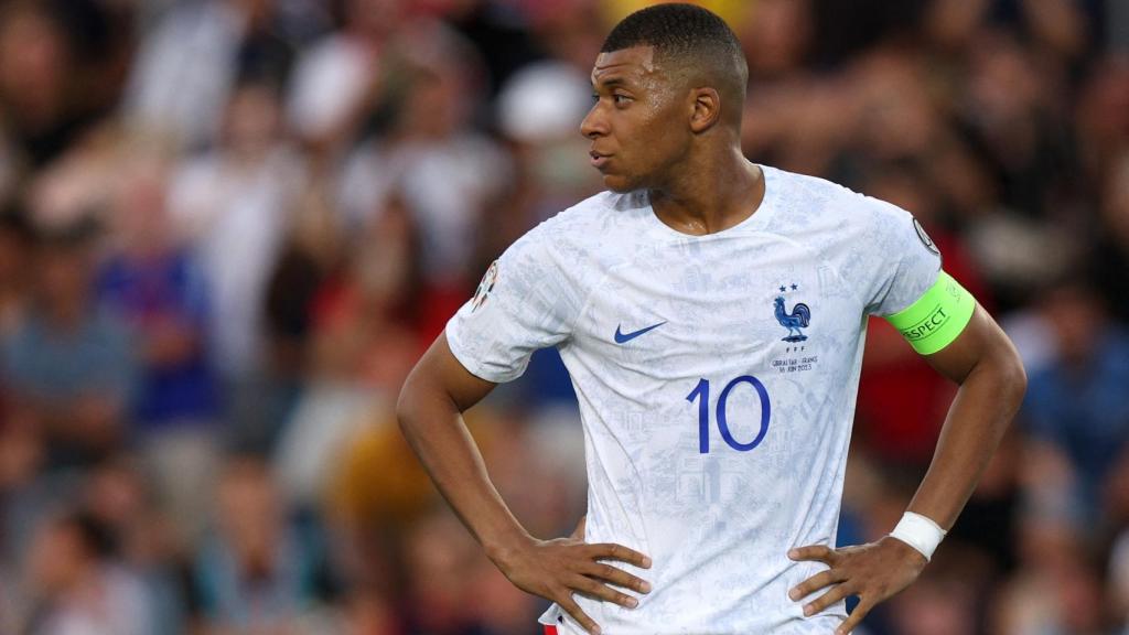 Kylian Mbappé, con el brazalete de capitán de la selección de Francia