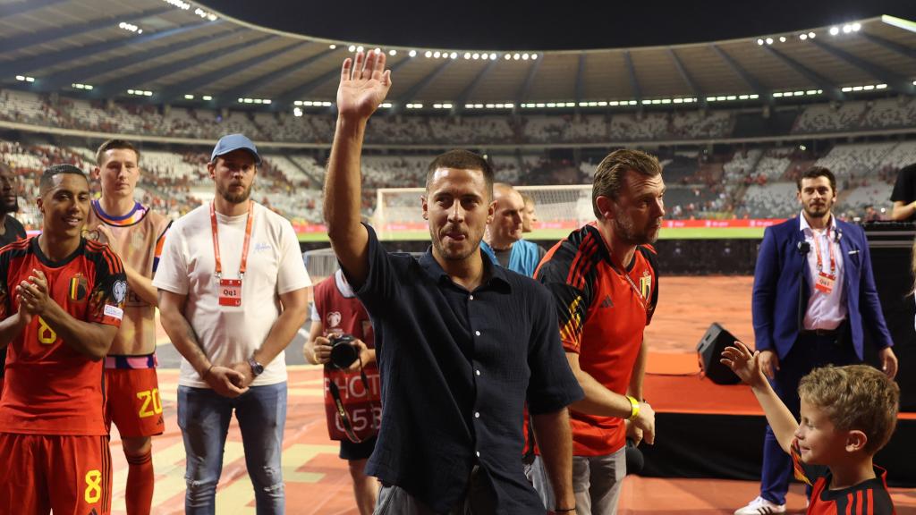 Eden Hazard, saludando a los aficionados durante el homenaje de la selección de Bélgica