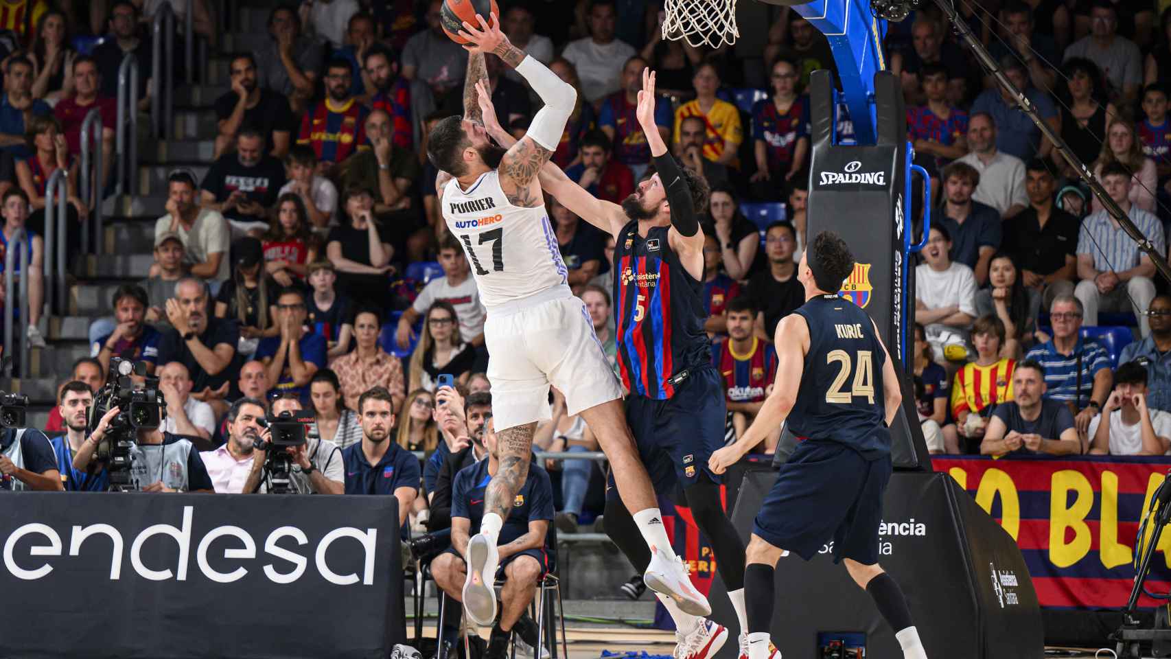Canasta de Poirier ante Sanli, en el segundo partido de la final de la ACB 2022/2023