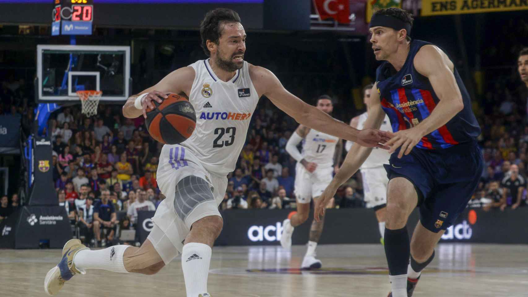 Sergio Llull, ante Kyle Kuric en El Clásico del segundo partido de la final de la ACB 2022/2023